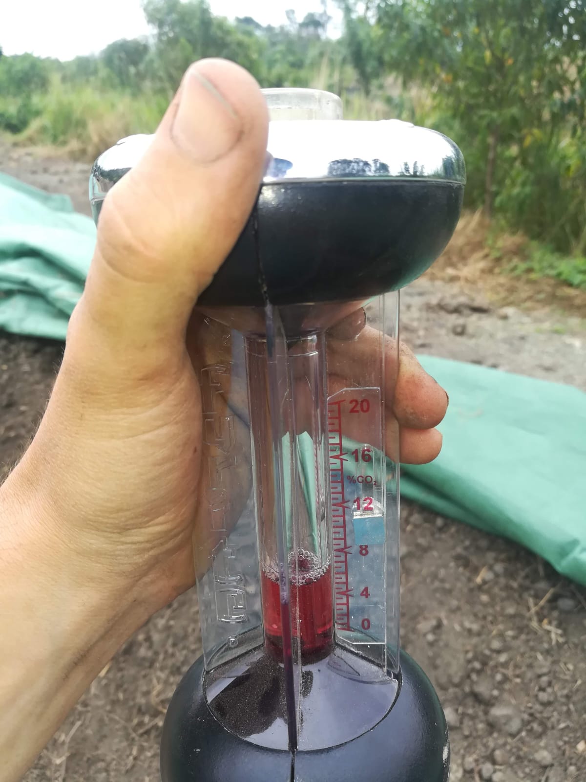 Instrumento portátil empleado para medir gases dentro de la hilera de compost